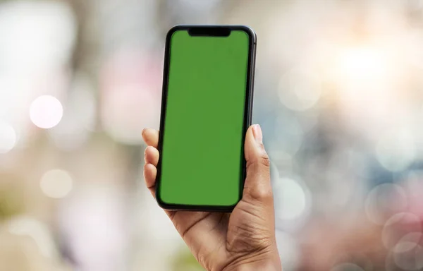 Smartphone Tela Verde Mãos Pessoa Cidade Para Mídia Social Publicidade — Fotografia de Stock