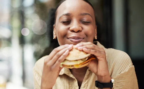 Restauracja Fast Food Czarna Kobieta Jedząca Hamburgera Kawiarni Świeżym Powietrzu — Zdjęcie stockowe