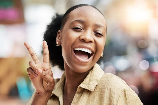 Portré Mosoly Béke Egy Izgatott Fekete Nővel Aki Homályos Háttérrel — Stock Fotó