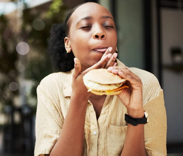 ハンバーガー ファーストフード 黒の女性は ランチの食事の渇望契約として屋外レストランでブランチを食べる サンドイッチ 若い女性やお客様がおいしい不健康なスナックを楽しんで — ストック写真