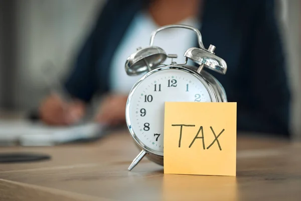 Impostos Relógio Pessoa Negócios Escrevendo Para Relatório Financeiro Papelada Contabilidade — Fotografia de Stock