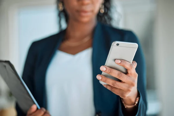 携帯電話 女性会計士は モバイルアプリ ウェブまたはウェブサイト接続に電子メールまたはオンラインメッセージを入力します 会社のソーシャルメディアの更新を書く財務 利益及び法人 — ストック写真