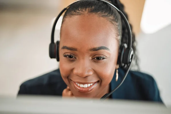 Koptelefoon Telemarketing Zwarte Vrouw Met Een Glimlach Online Lezen Internetverbinding — Stockfoto