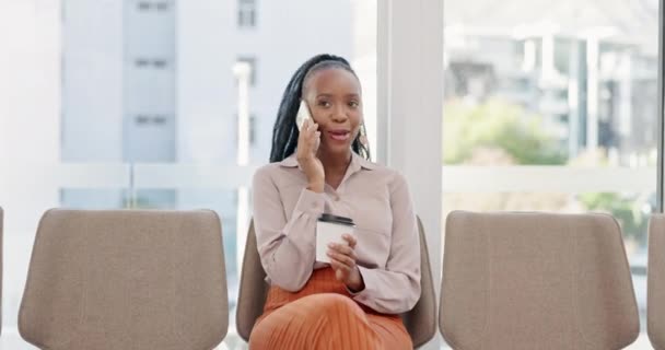 黒人女性 会議室 オフィスでの列の採用や募集を待っています キャリアの機会のために携帯電話で話す幸せなアフリカの女性の人 インターンや従業員 — ストック動画
