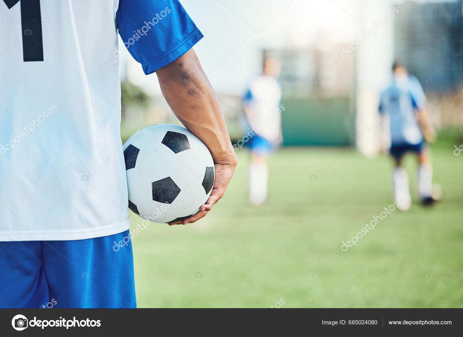 Voltar Esportes Homem Com Uma Bola Futebol Campo Para Exercício fotos,  imagens de © PeopleImages.com #665024080