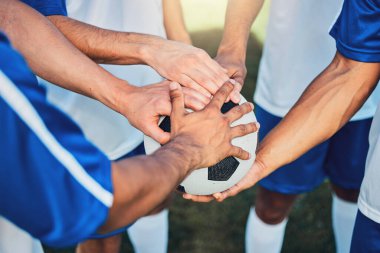 Futbol, eller ve takım çalışması, destek ve spor stadyumda antrenman için. Egzersiz hedefi, antrenman hedefi veya yarışmada başarı hedefine sahip işbirliği, toplanma ve futbol oyuncuları.