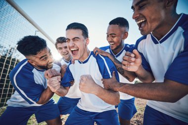 Kazanan, gol ve takım ve başarıyla futbol, erkekler sporla oyun oynar ve sahada kutlama yapar. Erkek atlet grubuyla enerji, eylem ve rekabet, başarıyla tezahürat ve mutluluk.