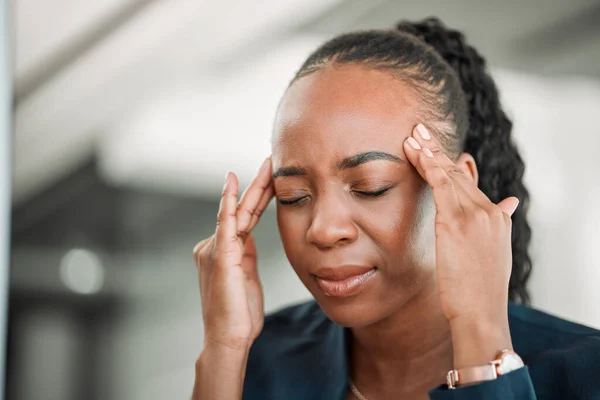 Stress Hoofdpijn Zwarte Vrouw Het Kantoor Met Hoofdpijn Als Gevolg — Stockfoto