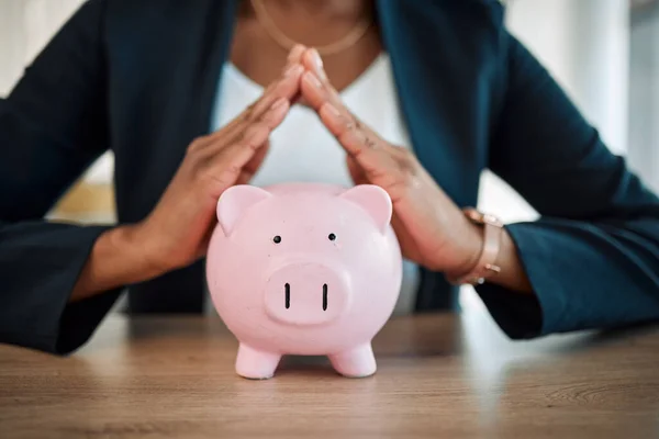 Piggy Banco Casa Mãos Mulher Para Poupança Investimento Empréstimo Hipotecário — Fotografia de Stock