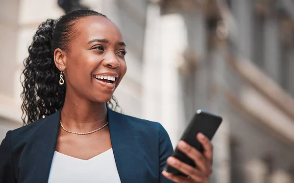 Siyahi Kadın Cep Telefonu Şehirde Başarılı Olmak Için Avukat Olarak — Stok fotoğraf