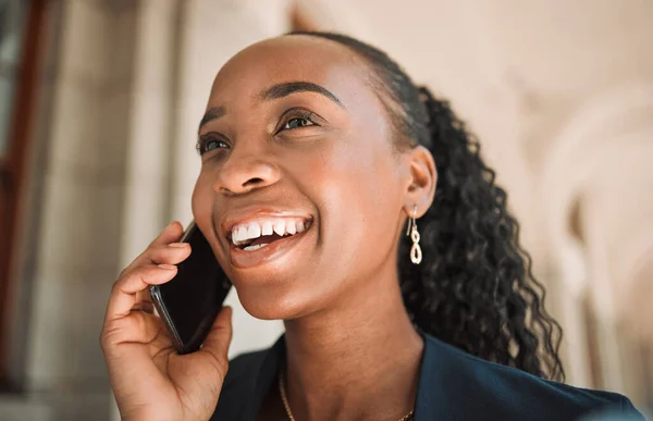Gelukkige Zwarte Vrouw Telefoongesprek Lachen Stad Voor Gesprek Communicatie Gezicht — Stockfoto