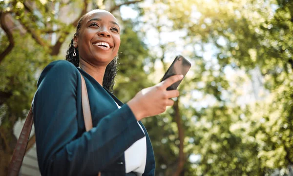 ソーシャルメディア 旅行との接続 タイピングや幸福と屋外 黒の女性やスマートフォン 携帯電話 モバイルアプリやウェブサイト情報と笑顔で考える 女性や女の子 — ストック写真
