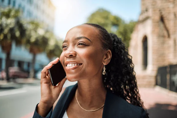 Gelukkige Zwarte Vrouw Telefoongesprek Stad Reizen Conversatie Communicatie Buiten Afrikaanse — Stockfoto