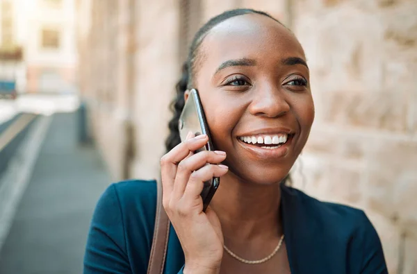 Glückliche Schwarze Frau Telefonieren Und Gehen Der Stadt Für Gespräche — Stockfoto