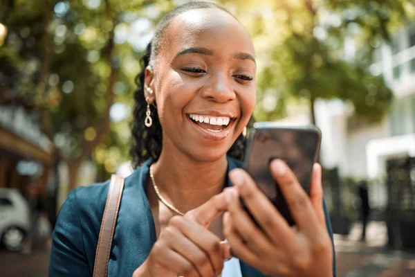 Outdoor Czarna Kobieta Smartfon Aplikacji Mobilnej Pisania Szczęścia Mediów Społecznościowych — Zdjęcie stockowe