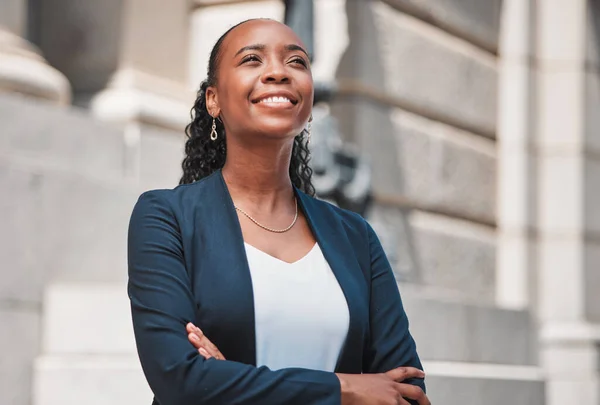 Armen Gekruist Gelukkige Zwarte Vrouw Advocaat Denken Met Een Glimlach — Stockfoto