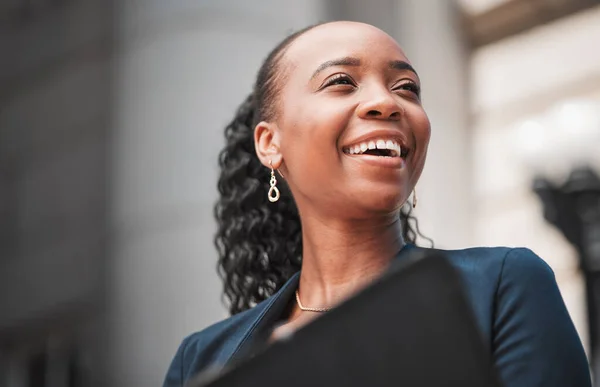 Gezicht Gelukkige Zwarte Vrouw Advocaat Denken Met Glimlach Opleiding Empowerment — Stockfoto
