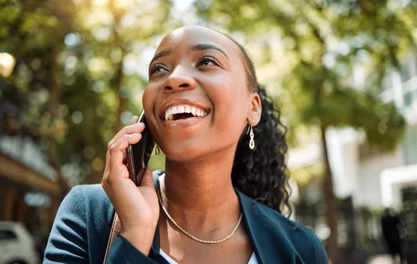 Szczęśliwy Myślący Czarna Kobieta Telefon Mieście Komunikacji Tworzenia Sieci Czatu — Zdjęcie stockowe