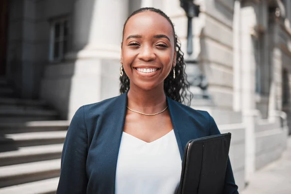 Vrolijke Zwarte Vrouw Advocaat Portret Glimlachen Vertrouwen Voor Carrièreambitie Stad — Stockfoto