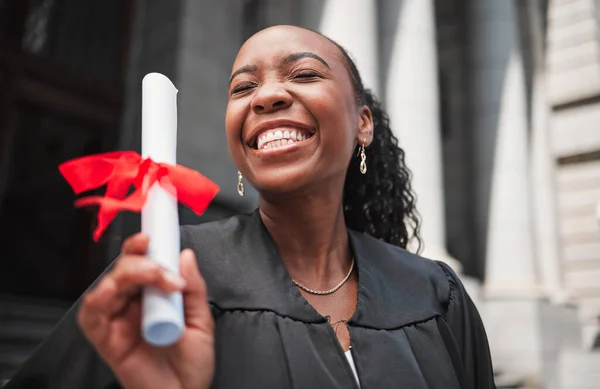 Emocionado Mujer Negra Graduación Diploma Celebración Educación Universitaria Con Éxito — Foto de Stock