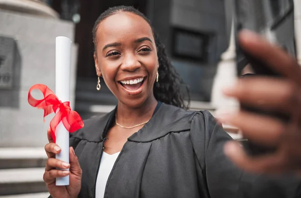 Selfie Zwarte Vrouw Afstuderen Diploma Geheugen Met Viering Universitair Onderwijs — Stockfoto