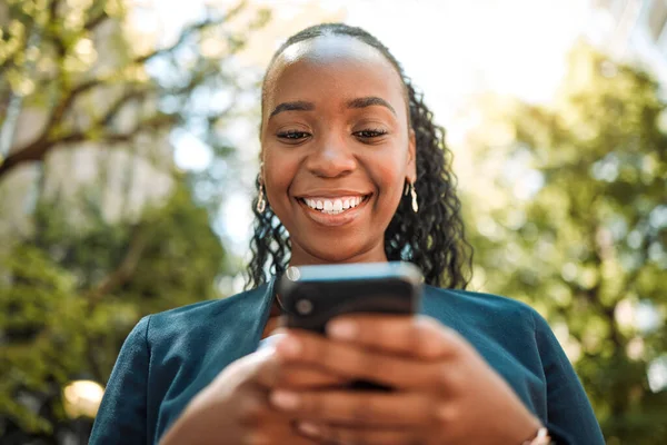 Smartphone Zwarte Vrouw Typen Buiten Met Sociale Media Chatten Online — Stockfoto