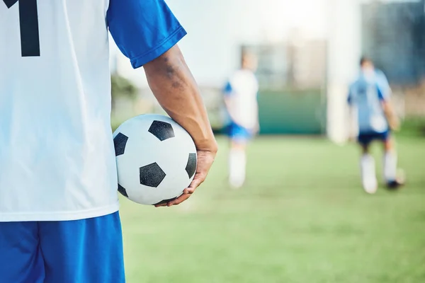运动或男子与足球在球场上运动 健身和在室外训练 足球俱乐部 在体育场举行的比赛或比赛中准备好的或健康的运动员 — 图库照片