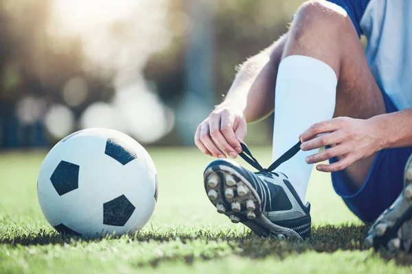 ボール 男とサッカー選手はフィールド上のトレーニング フィットネスゲームやパフォーマンスのための靴を結びます 陸上競技場での閉鎖 サッカー選手 足のレーススニーカー 草のピッチとスポーツ競技 — ストック写真