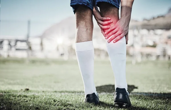 赤い痛みやスポーツマンやグラフィックオーバーレイでフィールド上のサッカー選手の手や心臓損傷を実行するため トレーニング 筋肉のリスクや医療の緊急事態を持つトレーニング フィットネスやサッカーの人 — ストック写真