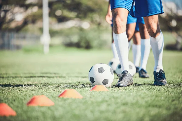 足球运动员和带训练锥的球在运动场上进行体育运动和健身 男子足球或运动员在室外草地上的腿或鞋子 用于敏捷 表演或锻炼 — 图库照片