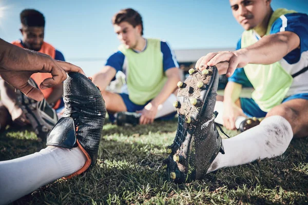 Fotbollsspelare Stretching Och Fötter Män Träning Ett Fält För Sportspel — Stockfoto