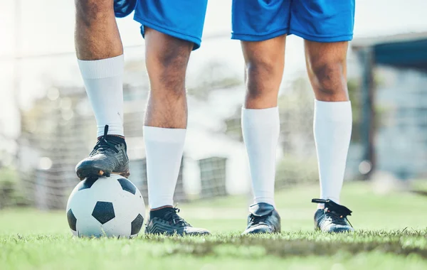 Nohy Fotbal Míč Týmem Připraveným Výkopu Sportovním Hřišti Během Utkání — Stock fotografie