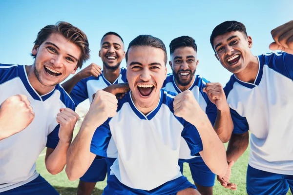 サッカー選手 チームの肖像画や勝利のためのフィールド上でお祝い 拳と一緒にトレーニング 目標やフィットネスのために一緒に サッカーやコンテストでの成功のためのピッチ上のアスリートの男性 グループと幸せ — ストック写真