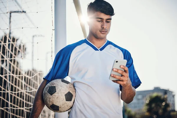 Voetbal Telefoon Man Field Voor Competitie Training Fitness Nieuws Social — Stockfoto
