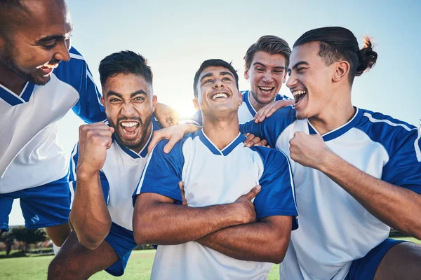 Νίκη Ποδοσφαιριστής Και Άνδρες Γιορτάζουν Μαζί Ένα Γήπεδο Για Τον — Φωτογραφία Αρχείου