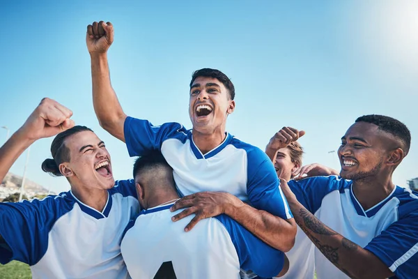 サッカー選手 優勝チームや人々の競争 ゲームやスポーツの目標 成功と歓声で優勝した 青い空に達成とサッカーのお祝いを持つ若い男性のすごいと興奮グループ — ストック写真