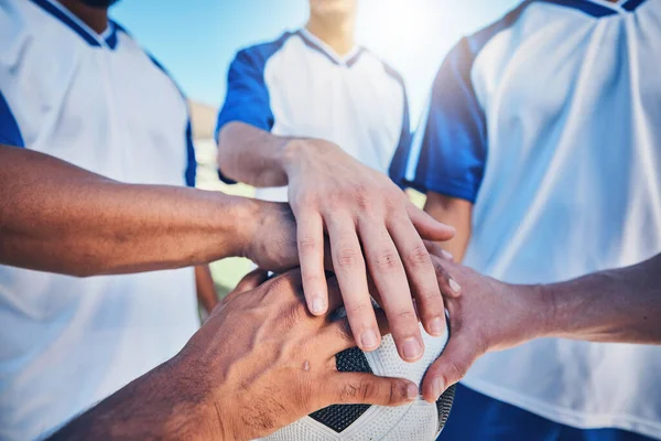 Spor Kaynaşma Futbol Takımının Motivasyon Güç Birlik Için Elleri Topta — Stok fotoğraf