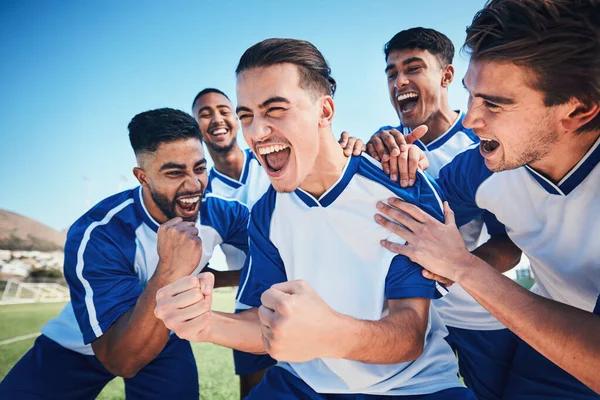 チームと幸福と勝者 目標とサッカー 男性はフィールド上のスポーツやお祝いでゲームをプレイします エネルギー アクションと競争 男性アスリートグループとサッカー選手は屋外での成功と歓声 — ストック写真