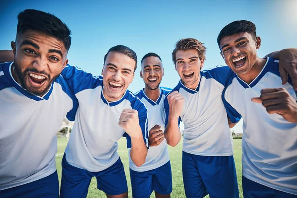 Portre Erkekler Futbol Takımları Başarılar Sahada Spor Yumruk Pompasıyla Oyun — Stok fotoğraf