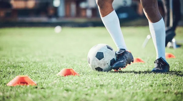 足球运动员 脚和球与训练锥在运动场上的运动比赛和健身 男子足球或运动员在室外的腿或鞋子 用于在草地上进行敏捷运动 表演或锻炼 — 图库照片