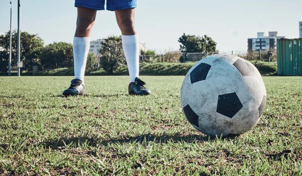 Spor Futbol Topu Ayak Sahada Tekmeleyecek Insan Ayakkabısı Fitness Antrenmanı — Stok fotoğraf