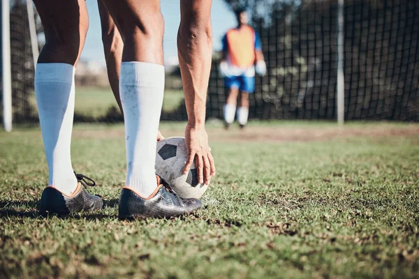 Ποδόσφαιρο Μπάλα Τον Αθλητισμό Και Πόδια Του Ατόμου Για Κλωτσήσει — Φωτογραφία Αρχείου
