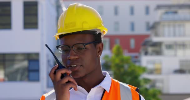 建筑工人 无线电交谈和沟通 对讲机现场工业项目管理或规划 工程师或承包商检查 建筑或安全 — 图库视频影像