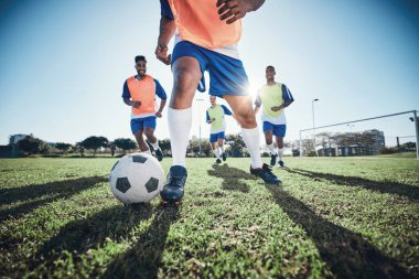Futbol, erkekler ve idman, saha ve sağlıkla idman, spor, spor ve rekabet. Erkek oyuncular, erkekler ve sporcular, enerji ve eğitimli futbol ve spor.