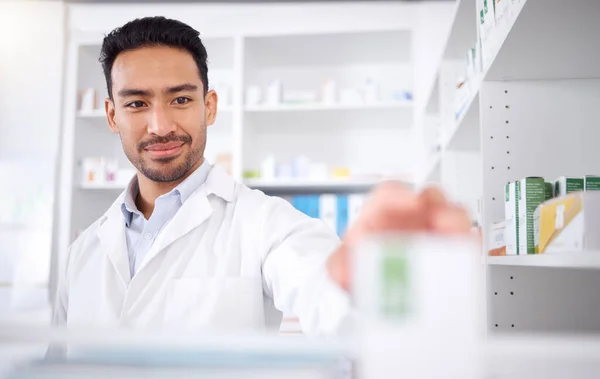 Asijský Muž Lékárník Léky Pro Kontrolu Zásob Lékárně Lékárně Nebo — Stock fotografie