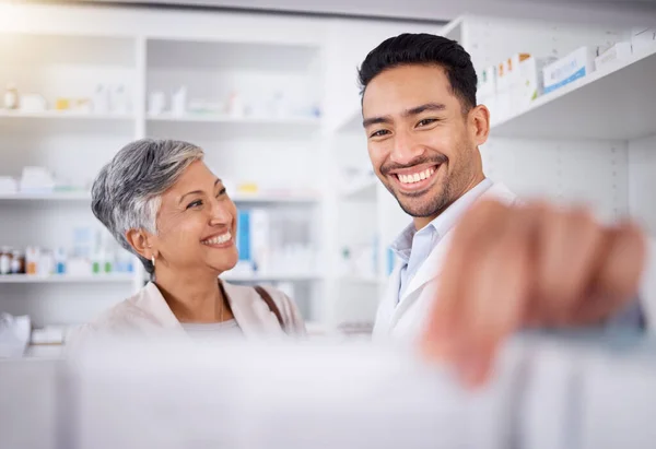 Feliz Mulher Sênior Farmacêutico Para Ajudar Atendimento Cliente Oferecer Conselhos — Fotografia de Stock