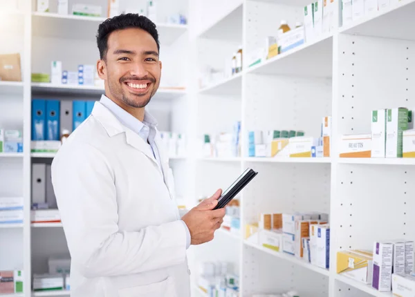 Homem Retrato Farmacêutico Com Tablet Farmácia Farmácia Loja Cara Tecnologia — Fotografia de Stock