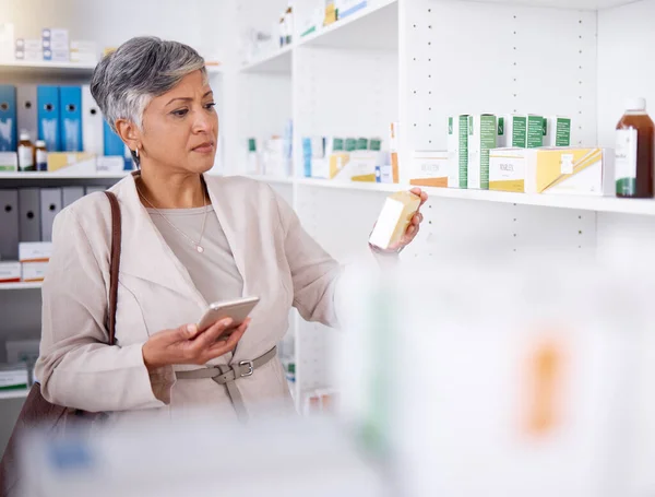 Аптека Полиця Жінка Медициною Телефон Інформації Або Дослідження Таблеток Покупки — стокове фото