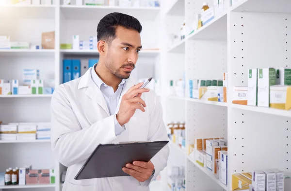 Farmacêutico Medicamento Homem Com Lista Verificação Para Estoque Farmácia Comprimidos — Fotografia de Stock