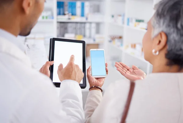 Farmacêutico Mãos Mulher Telefone Branco Para Pergunta Tablet Discussão Com — Fotografia de Stock